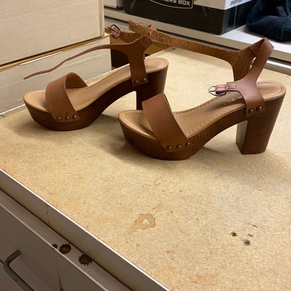 Size 7 chunky platform heels